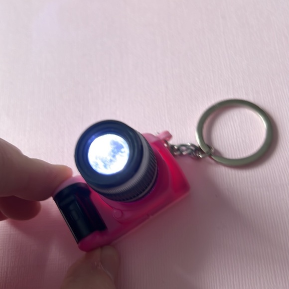 🆕 NEW Led Camera Flashing Camera Key Ring for Keys Pompom Bags - Picture 6 of 13